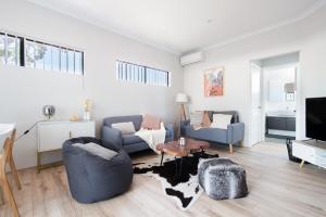 een woonkamer met een bank en een tafel bij U7/560 Cozy Lovely in Perth