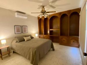 a bedroom with a bed and a ceiling fan at Casa Tehuantepec, 5hab 4.5baños in Hermosillo