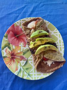 um prato com duas fatias de comida em Ponci’s Gate to Gaia Holistic Center em Bocas Town