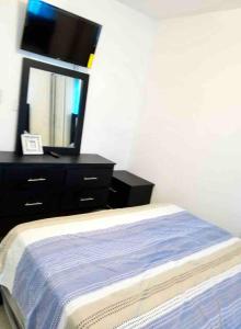 Postel nebo postele na pokoji v ubytování Acogedor apartment , seguridad las 24 horas , Airport 8 minutos, Centro de Santiago 10 Minutos , Tamboril la capital mundial del cigarro 10 minutos