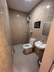 A bathroom at UrbanView at Balzain East Tuguegarao City by RedDoorz