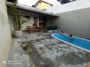 een zwembad in de achtertuin van een huis bij Casa das posses para 8 pessoas in Serra Negra