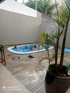 un groupe de personnes dans une piscine dans l'établissement Casa das posses para 8 pessoas, à Serra Negra