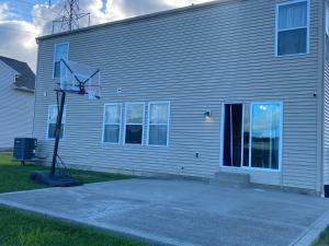 un aro de baloncesto frente a un edificio en Newley Remodel 5 - Bedroom Home Sleeps 16 en Groveport