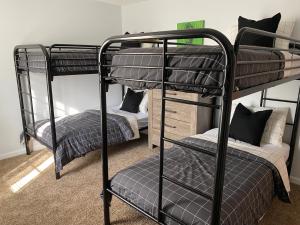 GroveportにあるNewley Remodel 5 - Bedroom Home Sleeps 16の二段ベッド2組が備わる客室です。