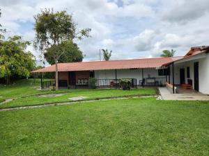 uma casa com um jardim de relva em frente em Finca ARES em Filandia