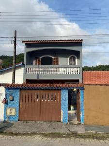 伊瓜佩的住宿－Casa Canto do Morro - Iguape，一间设有棕色门和栅栏的房子