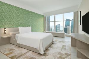 โทรทัศน์และ/หรือระบบความบันเทิงของ Element by Westin West Bay Doha