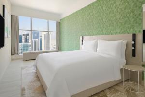เตียงในห้องที่ Element by Westin West Bay Doha