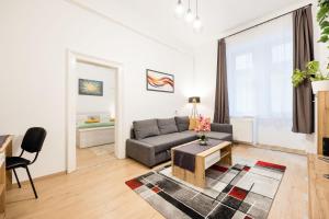 sala de estar con sofá y mesa en Izabella Apartment, en Budapest