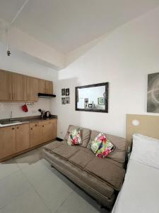 uma sala de estar com um sofá e uma cozinha em San Marino Residences em Cebu