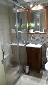 La salle de bains est pourvue d'une douche, de 2 lavabos et de toilettes. dans l'établissement Posada de Campo San Cono, à Mercedes
