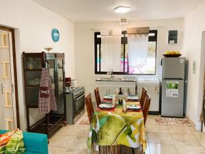 cocina con mesa y electrodomésticos en RURUTU - Are Itimaana Fare en Rurutu