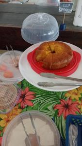 Mansão de Pirah Suites في نيتيروي: طاولة مع أطباق من الطعام على طاولة