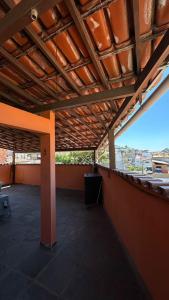 Habitación con techo y vistas a la ciudad en Casa de Praia, en Arraial do Cabo