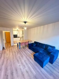 a living room with a blue couch and a table at Magnifique appartement à Bagnolet-Paris 102 in Bagnolet