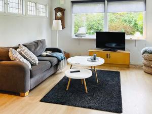uma sala de estar com um sofá e uma mesa em Holiday home KYRKESUND VI em Kyrkesund
