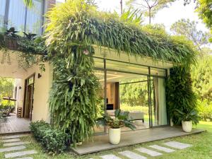 una casa con techo verde con plantas en Suha villa-3PN Flamingo Dai Lai resort, en Phúc Yên