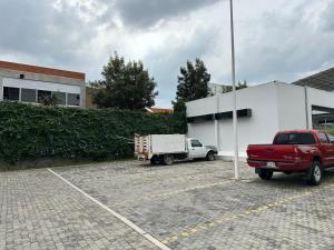 un camión rojo estacionado en un estacionamiento al lado de un edificio en Departamento de lujo exclusivo vistas y literas, en Guadalajara