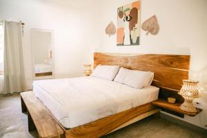a bedroom with a large bed with a wooden headboard at Villa Makai 1 Orange in El Paredón Buena Vista