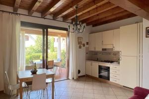 uma cozinha e sala de jantar com uma mesa e uma sala de jantar em Nice apartment on the ground floor near Peschiera em Peschiera del Garda