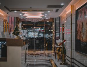 مساكن المنى Al Mona Residences Serviced Apartments في جدة: مطعم مع نافذة زجاجية كبيرة في مبنى