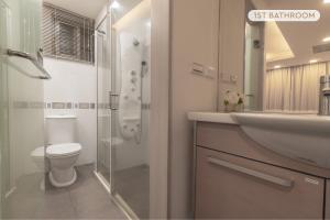 Ảnh trong thư viện ảnh của 3B2b Warm Cinema Home 4 Min to Xinyi Anhe MRT 三房二衛 投影機 4分到信義安和站 ở Đài Bắc