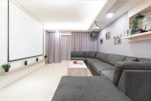 Ảnh trong thư viện ảnh của 3B2b Warm Cinema Home 4 Min to Xinyi Anhe MRT 三房二衛 投影機 4分到信義安和站 ở Đài Bắc