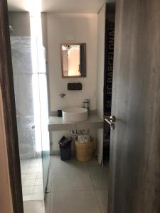 y baño con lavabo y espejo. en Departamento de lujo exclusivo vistas y literas, en Guadalajara