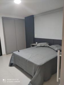 1 dormitorio con 1 cama grande en una habitación en Empresarial Jam flat em olinda, en Olinda