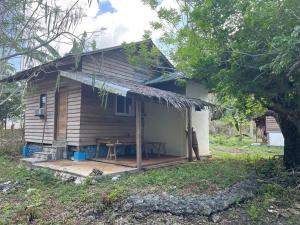 een klein huis met een picknicktafel ervoor bij Jermaine quiet house in Lazi