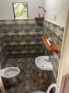 een badkamer met toilet en wastafel bij Jermaine quiet house in Lazi