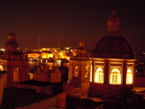 un edificio con le luci accese di notte di Number 20 a Birgu (Vittoriosa)