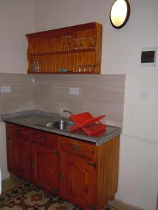 uma cozinha com um lavatório com um arco vermelho em Number 20 em Birgu