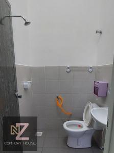uma casa de banho com um WC e um lavatório em Nz comfort house pandan kuantan em Kuantan