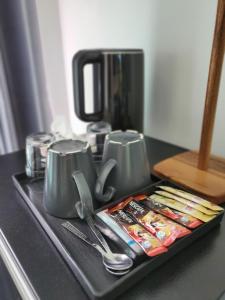 Příslušenství pro přípravu čaje a kávy v ubytování Sawaddee Pua Homestay(Cozy Home)