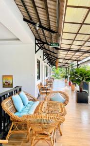 富國的住宿－Rum Resort，庭院配有柳条家具和桌椅