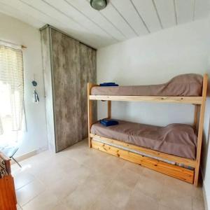 a bedroom with two bunk beds in a room at CASA FRANCA in Puerto Madryn