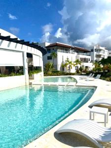Bazén v ubytování Beachfront penthouse - Amar'e Aparthotel & Spa nebo v jeho okolí