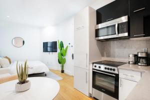 A kitchen or kitchenette at 403-2E Newly Renovated Studio UES