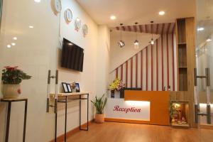 a lobby of a pharmacy with a sign on the wall at HOTEL VĂN THÁI BÌNH in Trà Vinh