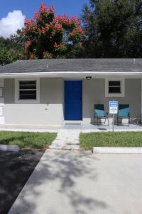 uma casa com uma porta azul e duas cadeiras em Hidden Sapphire-Apartment with Kitchen and Laundry em Lakeland