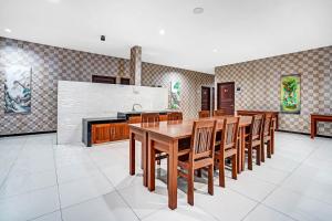 a dining room with a table and some chairs at OYO 90889 Dkb Residence in Surabaya