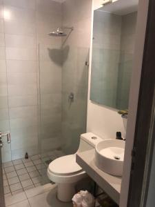 y baño con ducha, aseo y lavamanos. en Departamento de lujo, exclusivo Terraza y jardín gh02, en Guadalajara