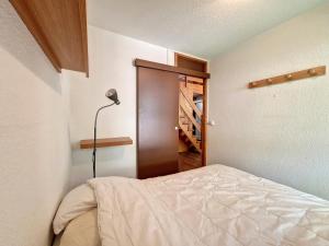 Llit o llits en una habitació de Appartement Val-d'Isère, 3 pièces, 6 personnes - FR-1-518-147