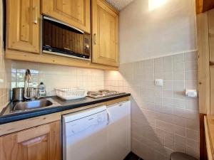 Kuchyň nebo kuchyňský kout v ubytování Appartement Ski aux pieds à Val-d'Isère, 2 pièces, 4 personnes, WiFi, balcon - FR-1-518-150