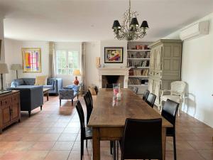 - un salon avec une table, des chaises et un canapé dans l'établissement Villa Saumane-de-Vaucluse, 7 pièces, 10 personnes - FR-1-767-9, à Saumane-de-Vaucluse
