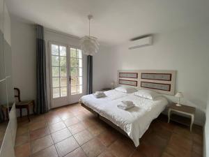 - une chambre avec un grand lit blanc et une fenêtre dans l'établissement Villa Saumane-de-Vaucluse, 7 pièces, 10 personnes - FR-1-767-9, à Saumane-de-Vaucluse