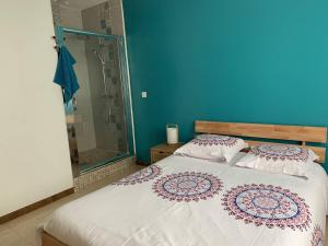 een slaapkamer met een wit bed en een blauwe muur bij Maison Saumane-de-Vaucluse, 4 pièces, 6 personnes - FR-1-767-10 in Saumane-de-Vaucluse