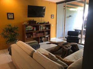 a living room with a couch and a tv at Departamento de lujo, exclusivo Terraza y jardín gh02 in Guadalajara